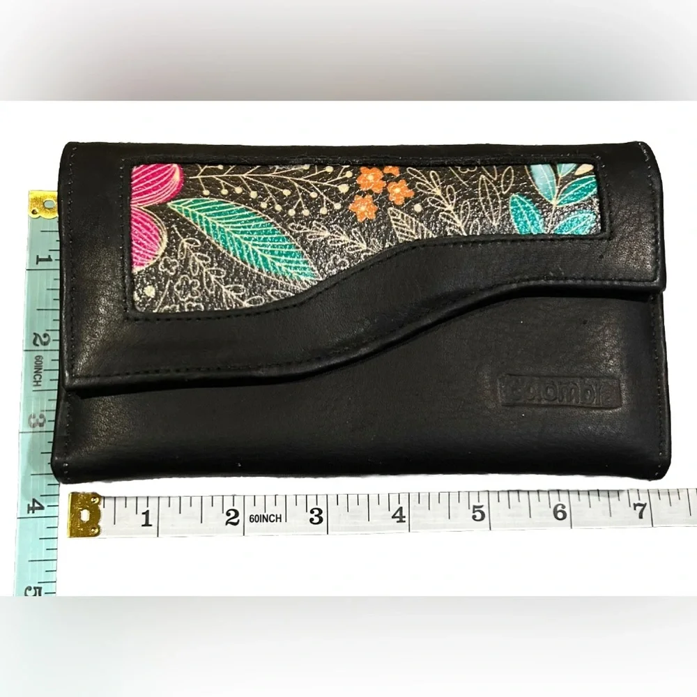 Y2K Colombia Trifold Women’s Black Leather Wallet Floral Design Flowers NWOT